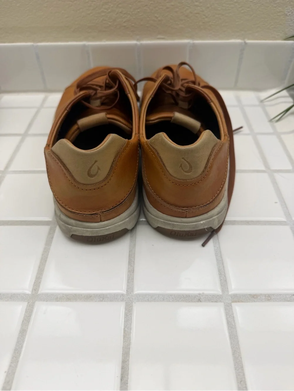 OluKai Lae’ahi Li ‘Ili Men’s Leather Sneakers – Size 9.5